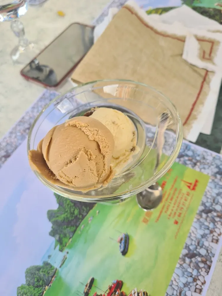 Boule de Glace Caramel Beurre Salé Et Rhum Raisin